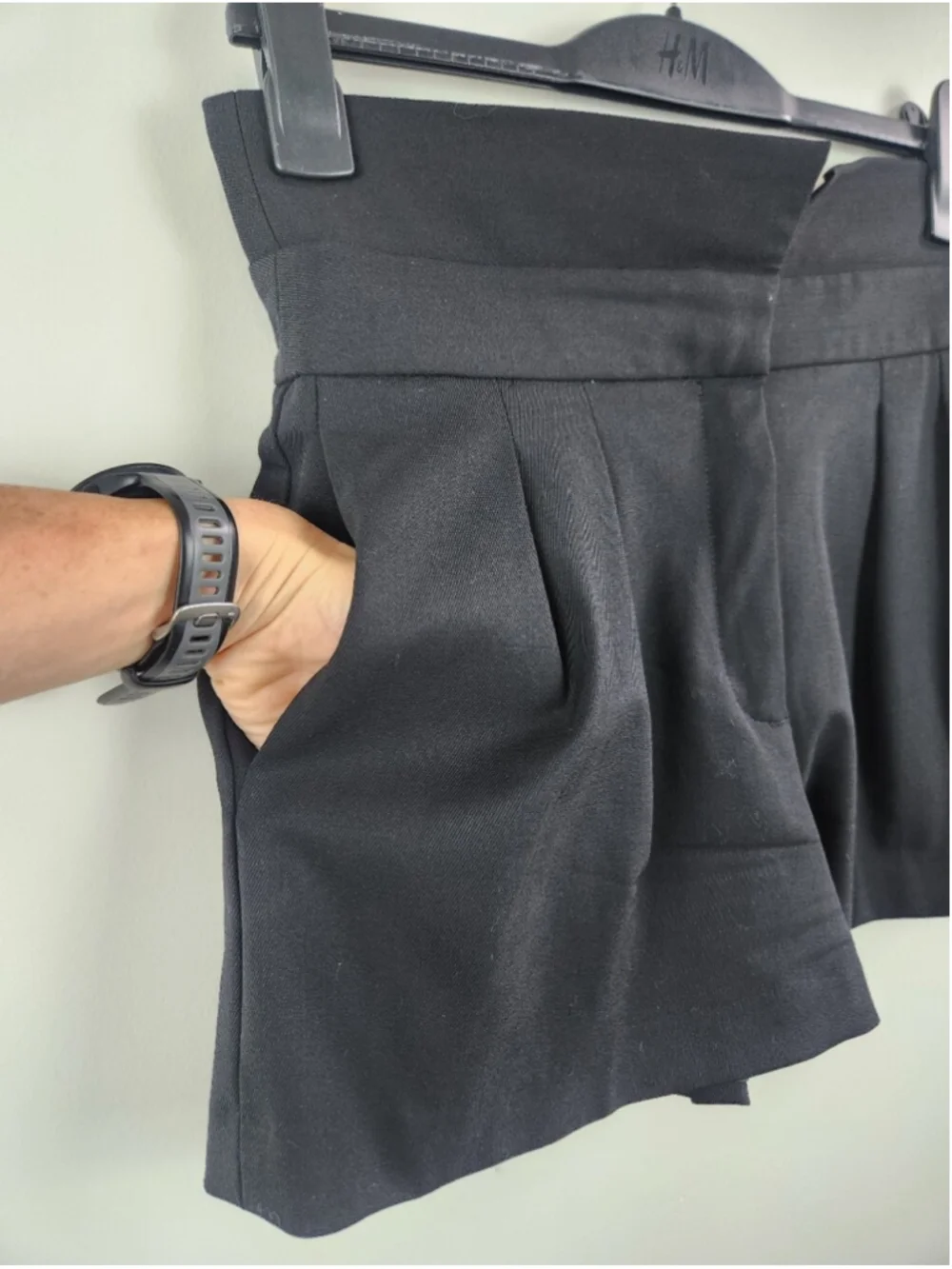 Aritzia Babaton Black Shorts Wool Pleated High Waisted Sz 8 Dark Academia Preppy